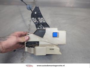 O205311 Gebruikte portierslot mechaniek 4deurs rechts-achter Porsche Cayenne