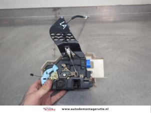 O205315 Gebruikte deurslot mechaniek 4deurs links-achter Porsche Cayenne