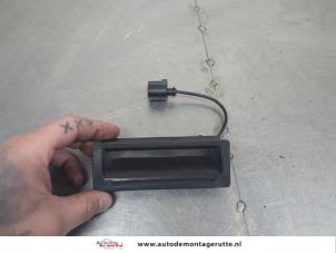 O205324 Gebruikte achterklep handgreep Porsche Cayenne
