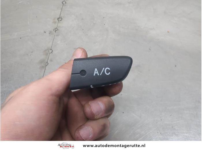 Gebruikte Airco Schakelaar Peugeot 107 O205325