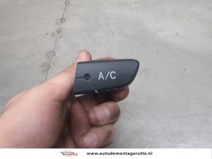 O205325 Gebruikte airco schakelaar Peugeot 107