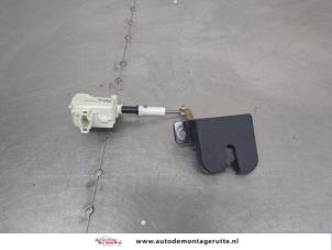 O205326 Gebruikte achterklep slotmechaniek Porsche Cayenne