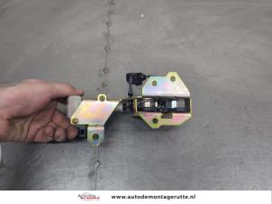 O205327 Gebruikte achterklep slotmechaniek Porsche Cayenne