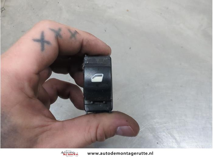 Gebruikte Schakelaar Elektrisch Raam Peugeot 207 O205331
