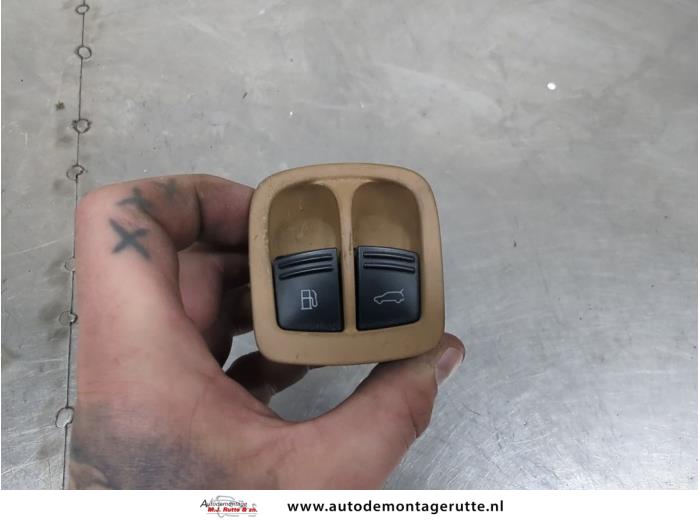 Gebruikte Schakelaar Tankklep Porsche Cayenne O205391