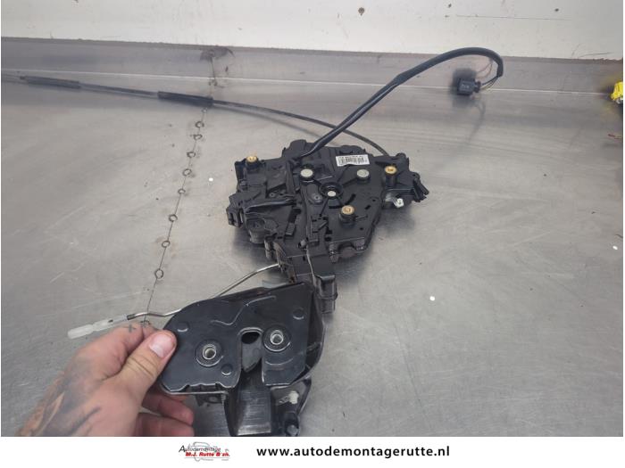 Gebruikte Schuifdeur Slotmechaniek rechts Volkswagen Transporter O205410
