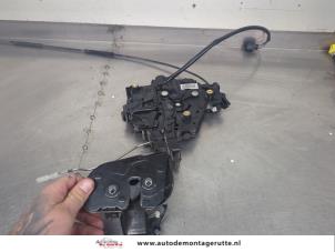 O205410 Gebruikte schuifdeur slotmechaniek rechts Volkswagen Transporter