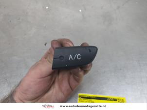 O205447 Gebruikte airco schakelaar Peugeot 107