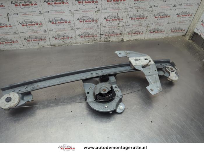 Gebruikte Raammechaniek 4Deurs links-voor Peugeot 107 O205512