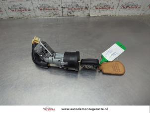 O205515 Gebruikte sleutel+contactslot Peugeot 107