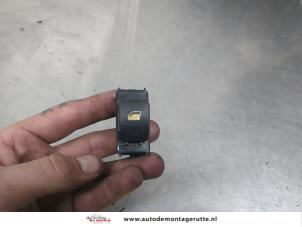 O205516 Gebruikte ruit schakelaar elektrisch Peugeot 207