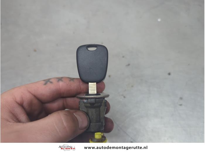 Gebruikte Portierslot Cilinder links Peugeot 107 O205528