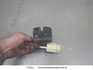 O205712 Gebruikte slotvanger achterklep Alfa Romeo 147
