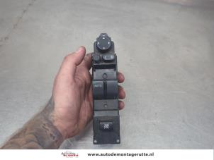 O205654 Gebruikte schakelblok ruiten Mazda 2