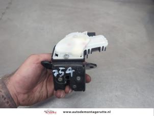 O205656 Gebruikte achterklep slotvanger Mazda 2