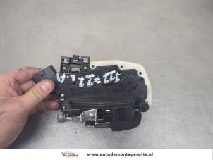 O205670 Gebruikte deurslot mechaniek 4deurs links-achter Nissan Micra