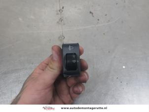 O205760 Gebruikte schakelaar koplamp ihv Nissan Micra