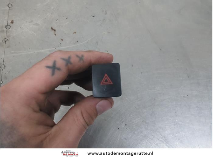 Gebruikte Schakelaar Paniekverlichting Nissan Micra O205765