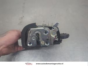 O205768 Gebruikte deurslot mechaniek 4deurs rechts-voor Nissan Micra