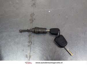 O205772 Gebruikte deurslot cilinder links Citroen C3