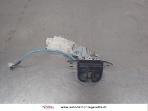 O205787 Gebruikte achterklep slotvanger Nissan Micra