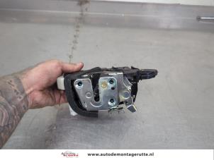 O205797 Gebruikte deurslot mechaniek 4deurs links-voor Nissan Micra