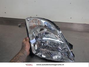 O205802 Gebruikte rechter koplamp Suzuki Swift