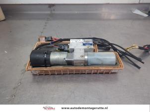 O205860 Gebruikte cabriodak motor Opel Tigra