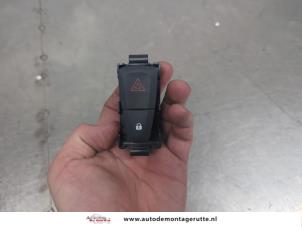 O205895 Gebruikte alarmlicht schakelaar Renault Megane