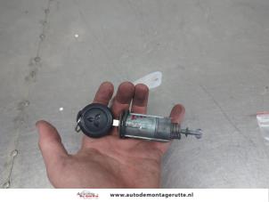 O205930 Gebruikte cilinderslot portier links Mitsubishi Colt