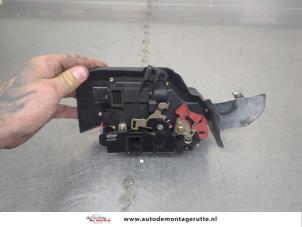 O205979 Gebruikte deurslot mechaniek 4deurs rechts-voor Audi A4