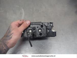 O206113 Gebruikte deurslot mechaniek 4deurs rechts-voor Seat Mii