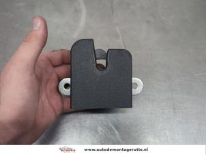 O206121 Gebruikte achterklep slotmechaniek Seat Mii