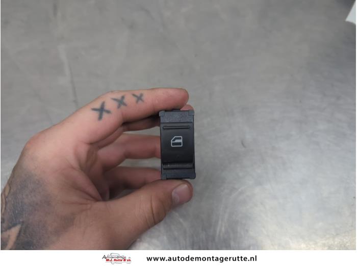 Gebruikte Schakelaar Elektrisch Raam Seat Mii O206130