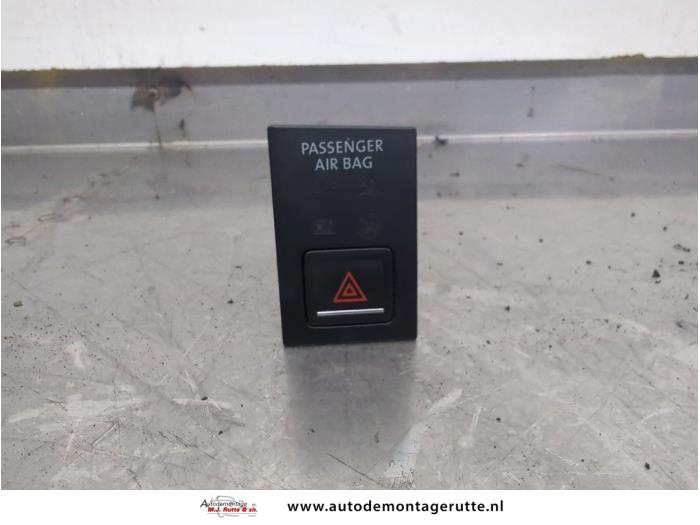 Gebruikte Gevarenlicht Schakelaar Volkswagen Golf O206191