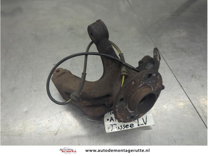Gebruikte Fusee links-voor Toyota Aygo O206349