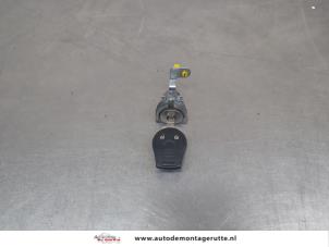 O206353 Gebruikte portierslot cilinder links Nissan Micra