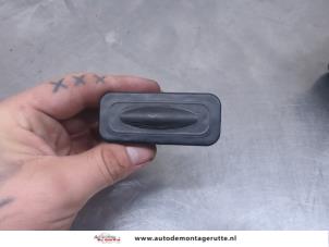 O206531 Gebruikte schakelaar achterklep Renault Megane