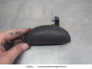 O206547 Gebruikte portiergreep 2deurs links Peugeot 107
