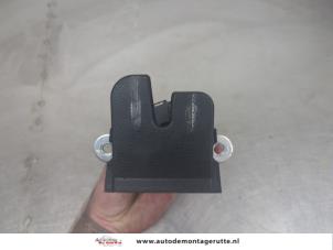 O206565 Gebruikte achterklep slotmechaniek Volkswagen Polo