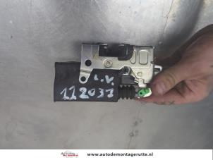 O206576 Gebruikte deurslot mechaniek 4deurs links-voor Dacia Sandero