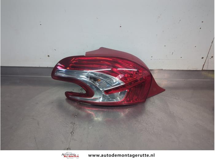Gebruikte Achterlicht links Peugeot 208 O206766