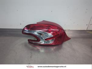 O206766 Gebruikte achterlicht links Peugeot 208