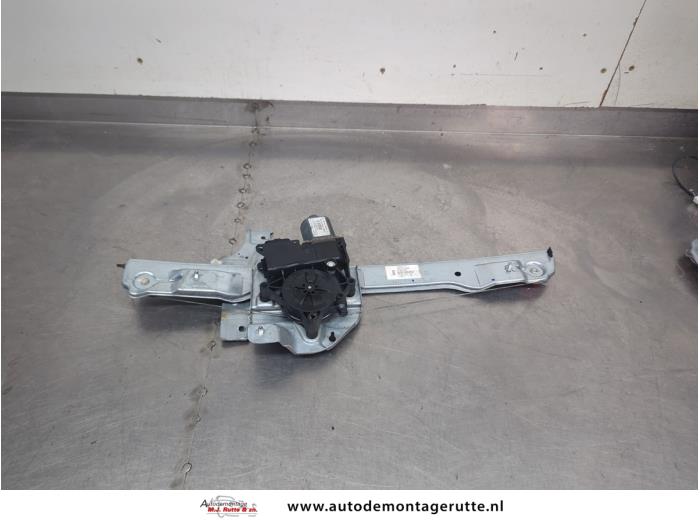 Gebruikte Raammechaniek 4Deurs links-voor Peugeot 208 O206796