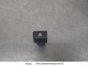 O206812 Gebruikte schakelaar paniekverlichting Peugeot 208