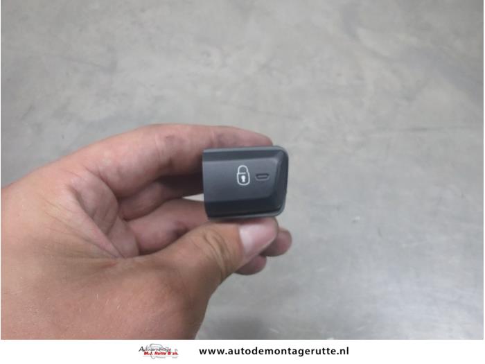 Gebruikte Schakelaar Centr. Deurvergrendeling Peugeot 208 O206815