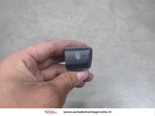 O206815 Gebruikte schakelaar centr. deurvergrendeling Peugeot 208