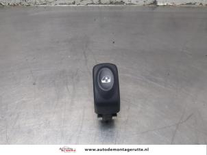 O206825 Gebruikte elektrisch raam schakelaar Renault Clio