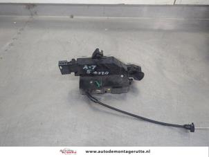 O206832 Gebruikte portierslot mechaniek 4deurs links-voor Peugeot 207