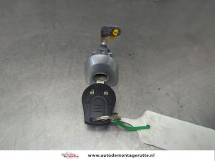 O206849 Gebruikte portierslot cilinder links Nissan Micra